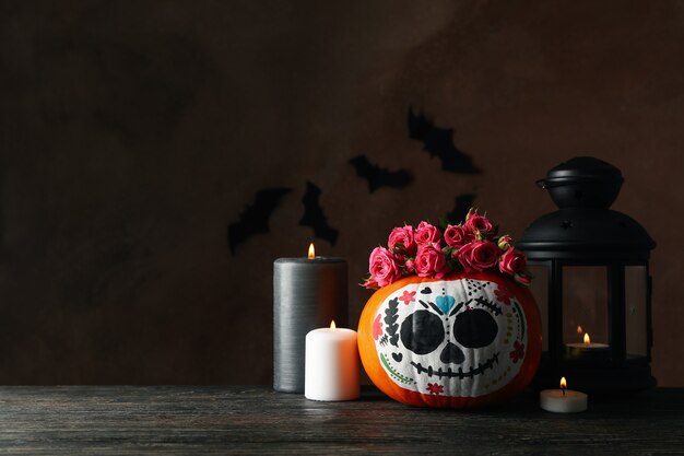 Zucca con trucco teschio catrina e accessori di halloween