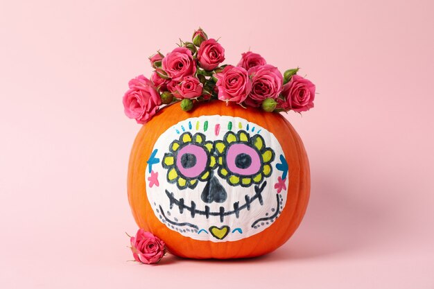 Zucca con trucco teschio catrina e fiori rosa