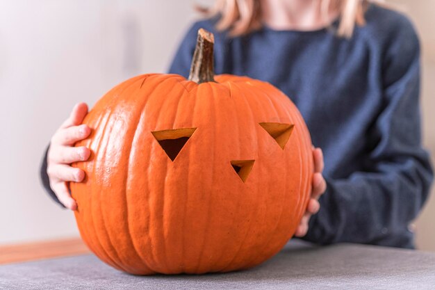 zucca curva che si prepara per Halloween