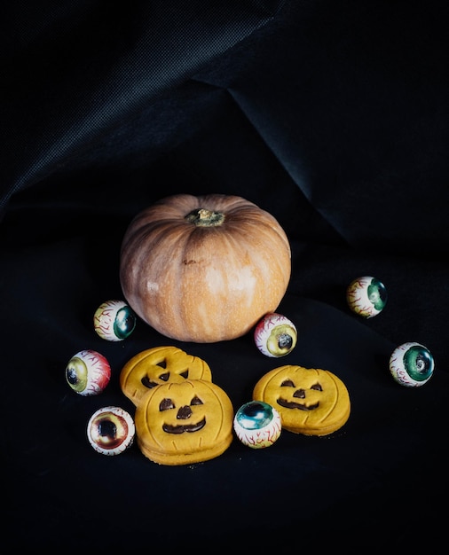 Zucca decorata per Halloween con biscotti al cacao.