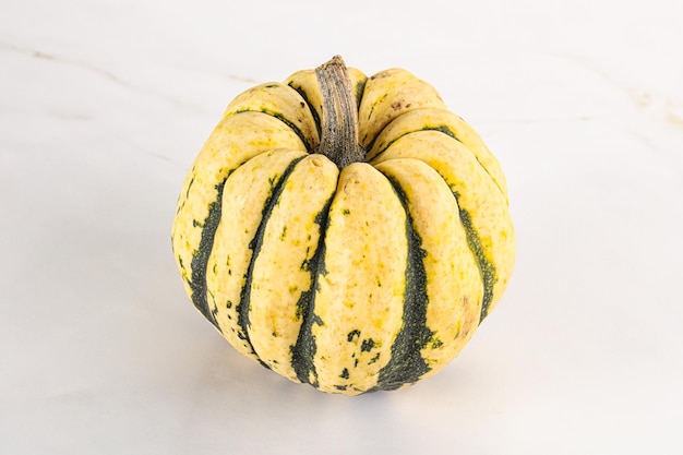 zucca decorativa fresca e cruda matura