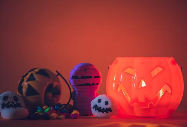 Zucca di Halloween con caramelle dolci e fantasma marshmallow