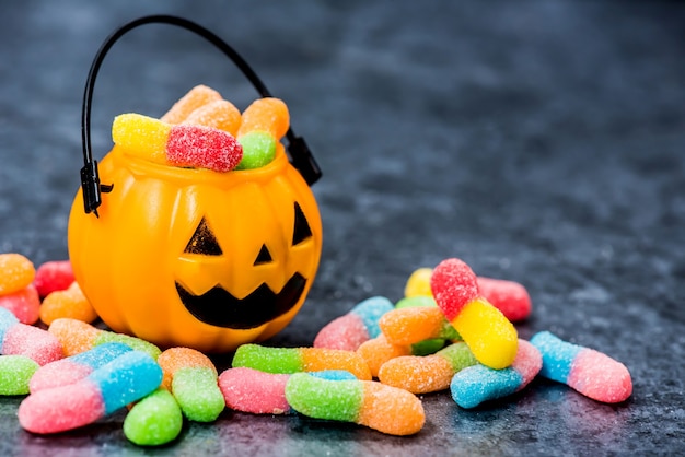 Zucca di Halloween con caramelle dolci