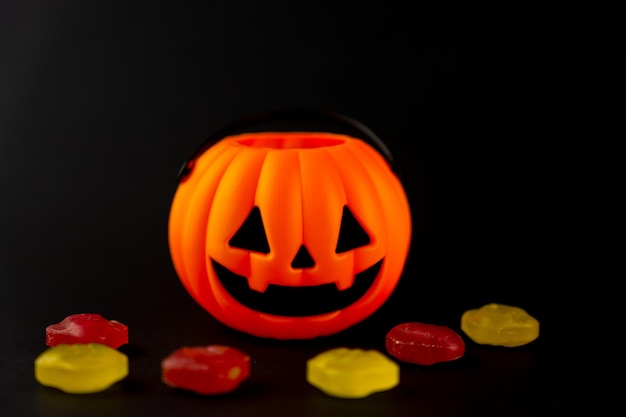 Zucca di Halloween con caramelle