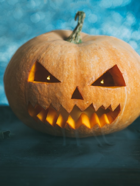 Zucca di Halloween con la faccia spaventosa sul buio