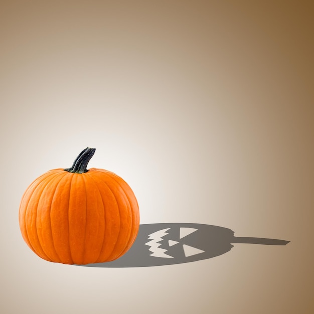 Zucca di Halloween con ombra faccia arrabbiata. Jack O L'ombra sorridente spettrale di una zucca arancione.