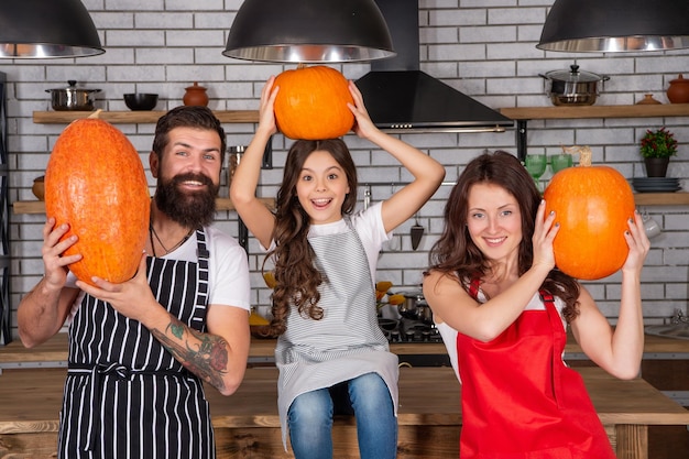 Zucca di halloween del cuoco della famiglia allegra insieme nell'agricoltura della cucina