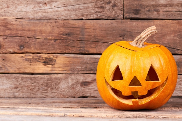 Zucca di halloween divertente su fondo in legno zucca di halloween tradizionale e copia spazio halloween ...