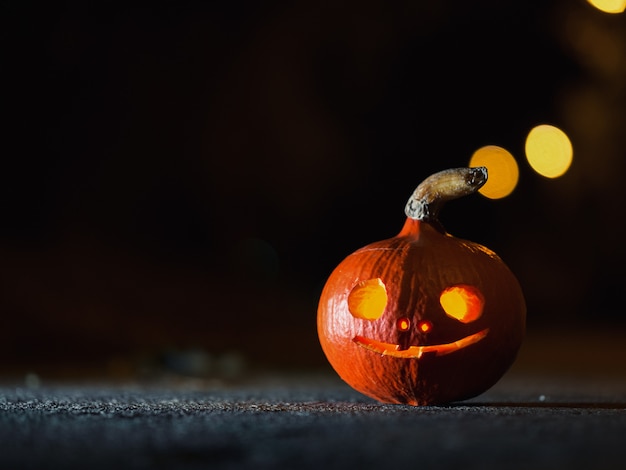 Zucca di Halloween mistica incandescente sulla strada di notte