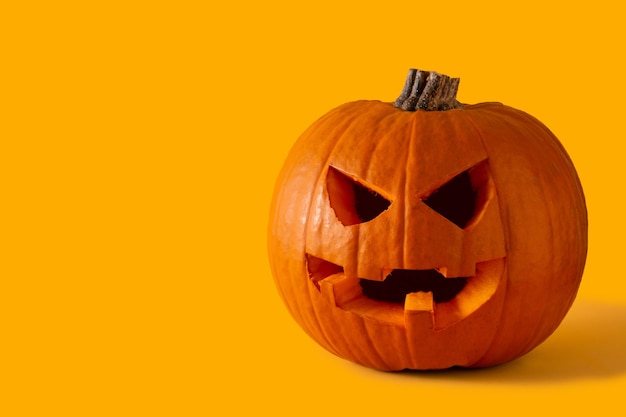 Zucca di halloween naturale su sfondo giallo