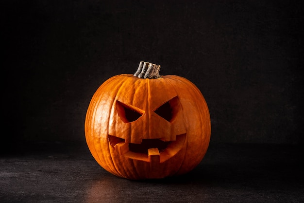 Zucca di halloween naturale su sfondo nero