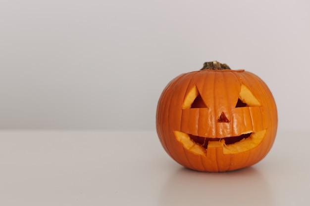 Zucca di Halloween su bianco