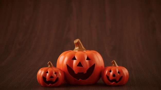 Zucca di Halloween su fondo in legno vecchio