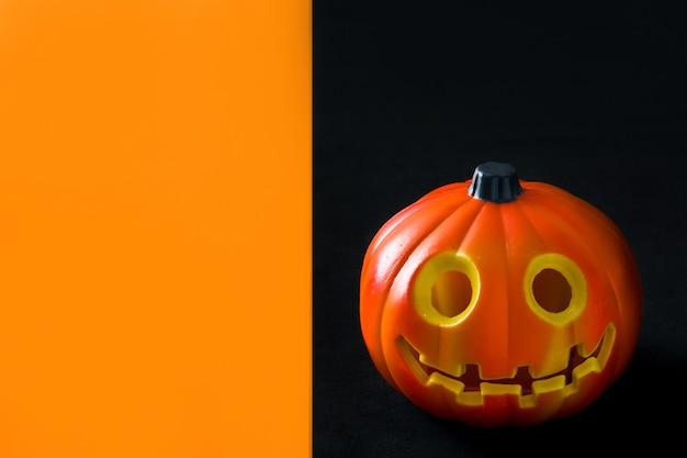 Zucca di Halloween su fondo nero ed arancio