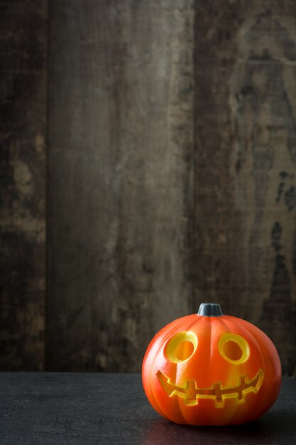 Zucca di Halloween su legno