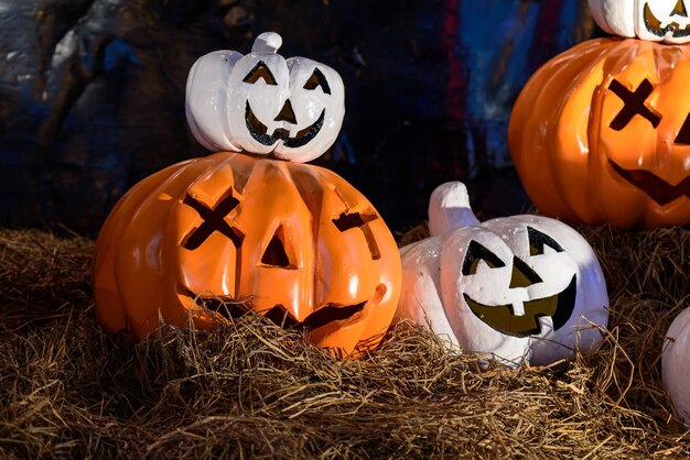 Zucca di Halloween su paglia secca di notte.