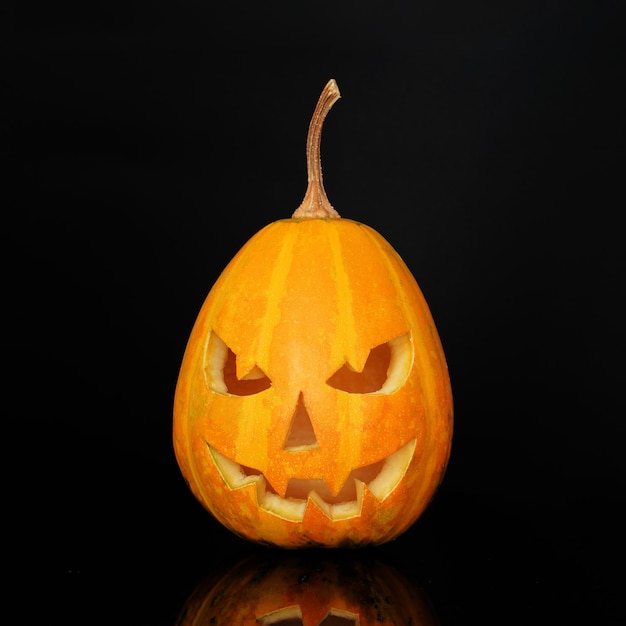 Zucca di Halloween su sfondo nero