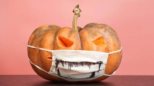 Zucca di Halloween su sfondo rosa