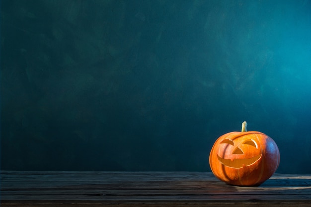 Zucca di Halloween su superficie scura