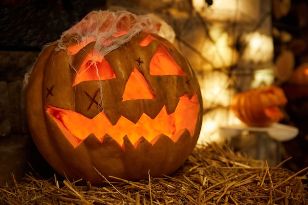 Zucca di Halloween su una balla di fieno