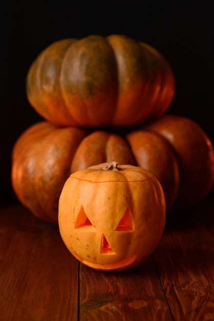 Zucca di Halloween su una parete nera