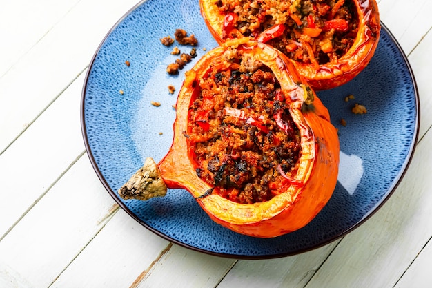 Zucca di Hokkaido al forno con carne macinata, verdure e quinoa. Cibo tradizionale autunnale, zucca