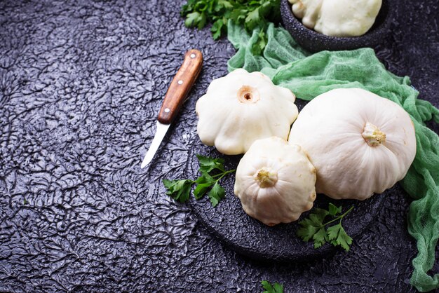 Zucca di Pattypan su priorità bassa concreta. Messa a fuoco selettiva