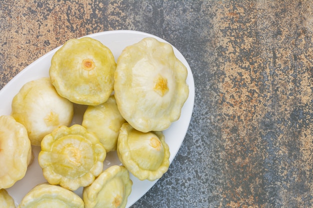 Zucca di Pattypan su un piatto.