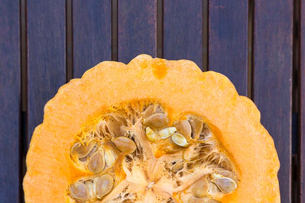 Zucca divisa su fondo di legno