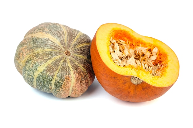 Zucca e metà con semi isolati su sfondo bianco