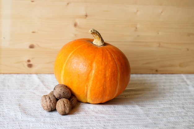 Zucca e noci sul tavolo