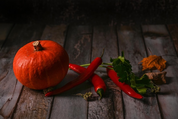 Zucca e pepe del nuovo raccolto giacciono sul tavolo