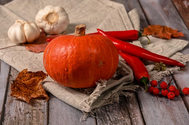 Zucca e pepe del nuovo raccolto giacciono sul tavolo