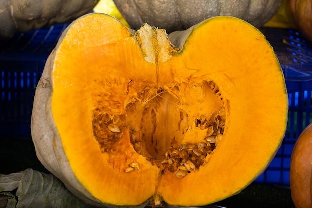 Zucca fresca al mercato