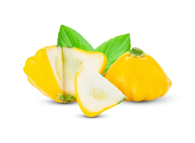 Zucca gialla del pattypan su bianco.
