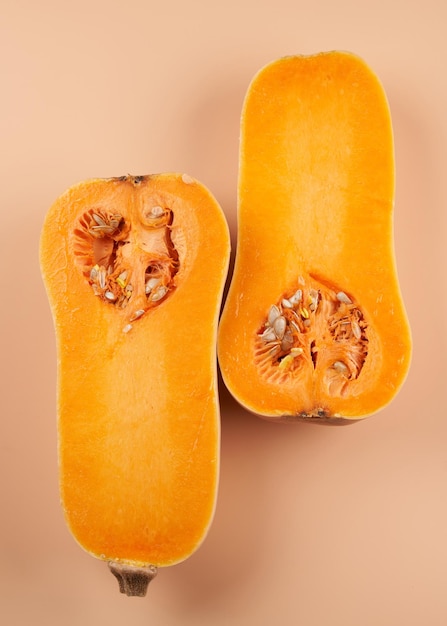 Zucca matura affettata da vicino sfondo arancione