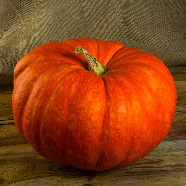 Zucca matura su fondo di legno rustico