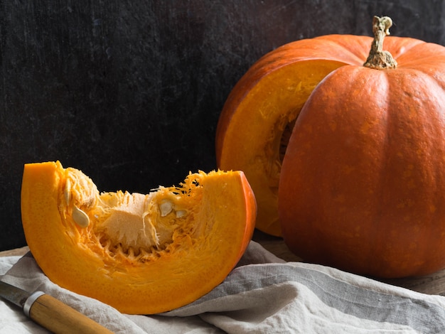 Zucca matura, zucca affettata, zucca sul bordo anziano