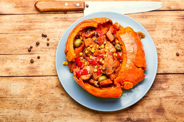 Zucca ripiena di carne e verdure. Carne al forno nella zucca. Maiale messicano.