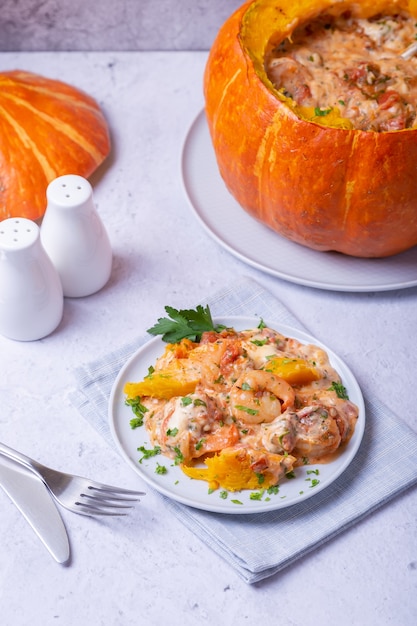 Zucca ripiena di gamberi e formaggio, tutta al forno. Piatto tradizionale brasiliano. Avvicinamento.