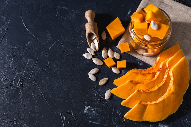 zucca sana con semi tagliati a fette e cubetti per cuocere e mangiare. Delizioso cibo vegetariano. Molte vitamine e sostanze