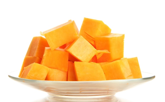 Zucca saporita affettata isolata su bianco