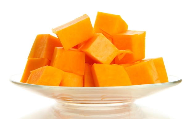 Zucca saporita affettata isolata su bianco