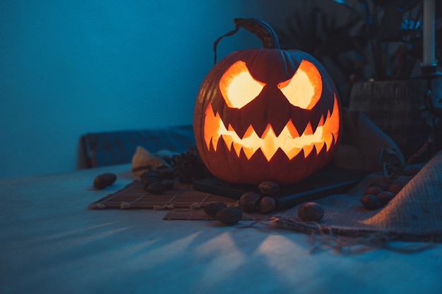 Zucca spaventosa di halloween Sfondo scuro con luci colorate Tema di Halloween Cartolina spaventosa