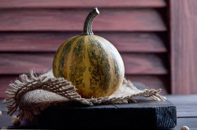 Zucca su fondo in legno