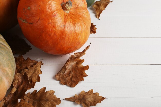 Zucca su un tavolo di legno