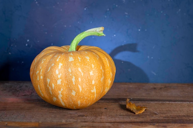 Zucca su un vecchio tavolo di legno Concetto di Halloween