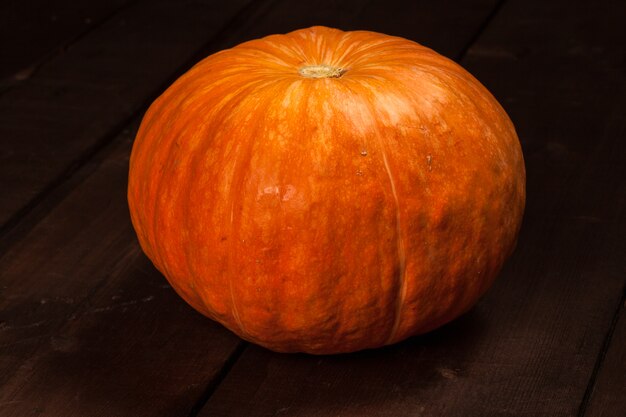 Zucca sul tavolo di legno