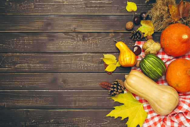 Zucca sul vecchio tavolo di legno rustico.