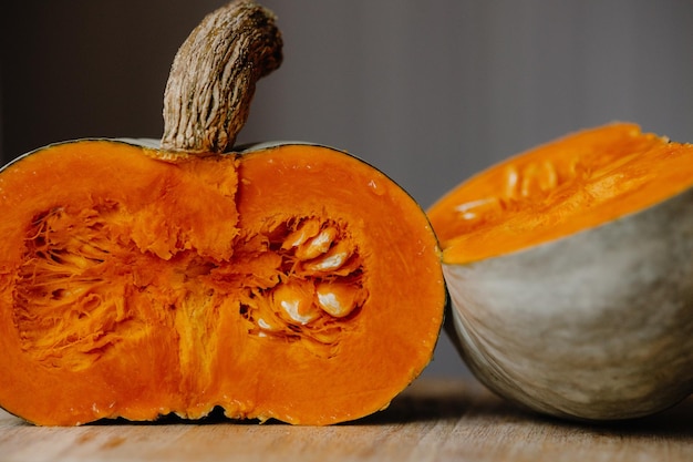 Zucca tagliata a metà su un tavolo